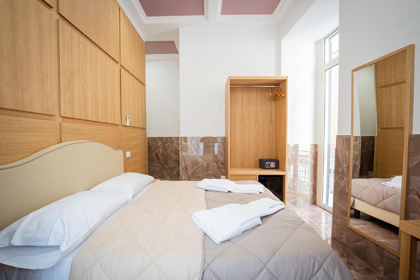 P.C. Boutique H. De Gasperi, Napoli Centro, By Clapa Group Hotell Exteriör bild